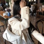 Qri Instagram – (컬러별로 소장각이다..속닥속닥✧₊ )
슬림한 디자인에 수납력 좋은 가방 찾았어요
뒤쪽에는 자주 쓰는 카드를 보관할 수 있는 슬롯이 있어서
실용성까지 살린 예쁜 숄더백 ˏˋ°•*⁀➷ 제 pick은 아이보리🤍