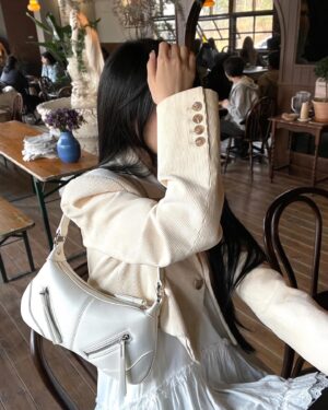 Qri Instagram - (컬러별로 소장각이다..속닥속닥✧₊ )
슬림한 디자인에 수납력 좋은 가방 찾았어요
뒤쪽에는 자주 쓰는 카드를 보관할 수 있는 슬롯이 있어서
실용성까지 살린 예쁜 숄더백 ˏˋ°•*⁀➷ 제 pick은 아이보리🤍
