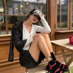 Qri Instagram - Wearing pink shoes means positive changes are coming ” Soft and comfortable with cushioning🩷 #마크모크 #macmoc #샌들 #여름샌들 #여름신발