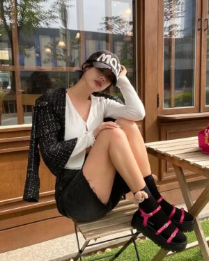 Qri Instagram - Wearing pink shoes means positive changes are coming ” Soft and comfortable with cushioning🩷

#마크모크 #macmoc #샌들 #여름샌들 #여름신발