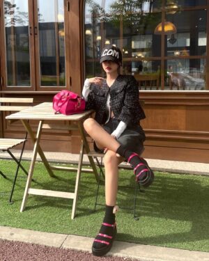 Qri Instagram - Wearing pink shoes means positive changes are coming ” Soft and comfortable with cushioning🩷

#마크모크 #macmoc #샌들 #여름샌들 #여름신발
