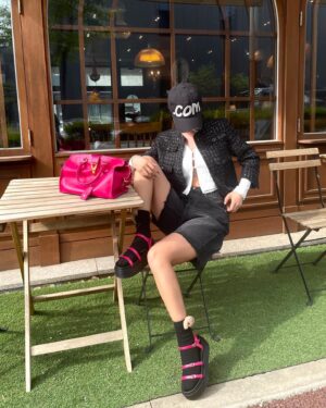 Qri Instagram - Wearing pink shoes means positive changes are coming ” Soft and comfortable with cushioning🩷

#마크모크 #macmoc #샌들 #여름샌들 #여름신발