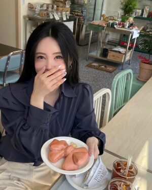 Qri Instagram - Ribb🎀n ⋆˚✦‧₊˚

#까이에 #cahiers #디자이너브랜드 #디자이너브랜드까이에 
#까이에블라우스 #블라우스추천 #출근룩 #봄코디 #리본베이글