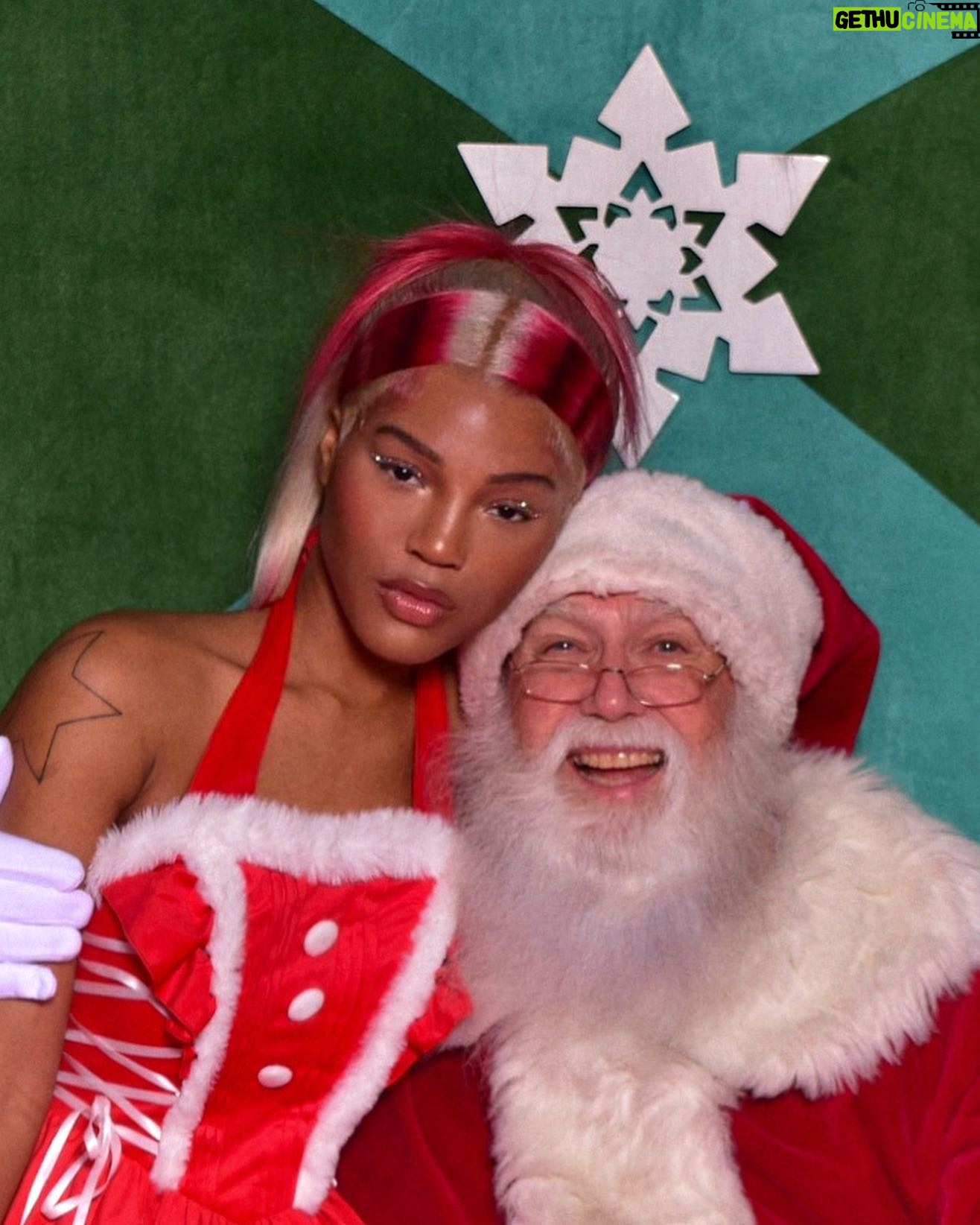 Quen Blackwell Instagram - MERRY CHRISTMAS π€ΆπΎβ€οΈπ
π»π
