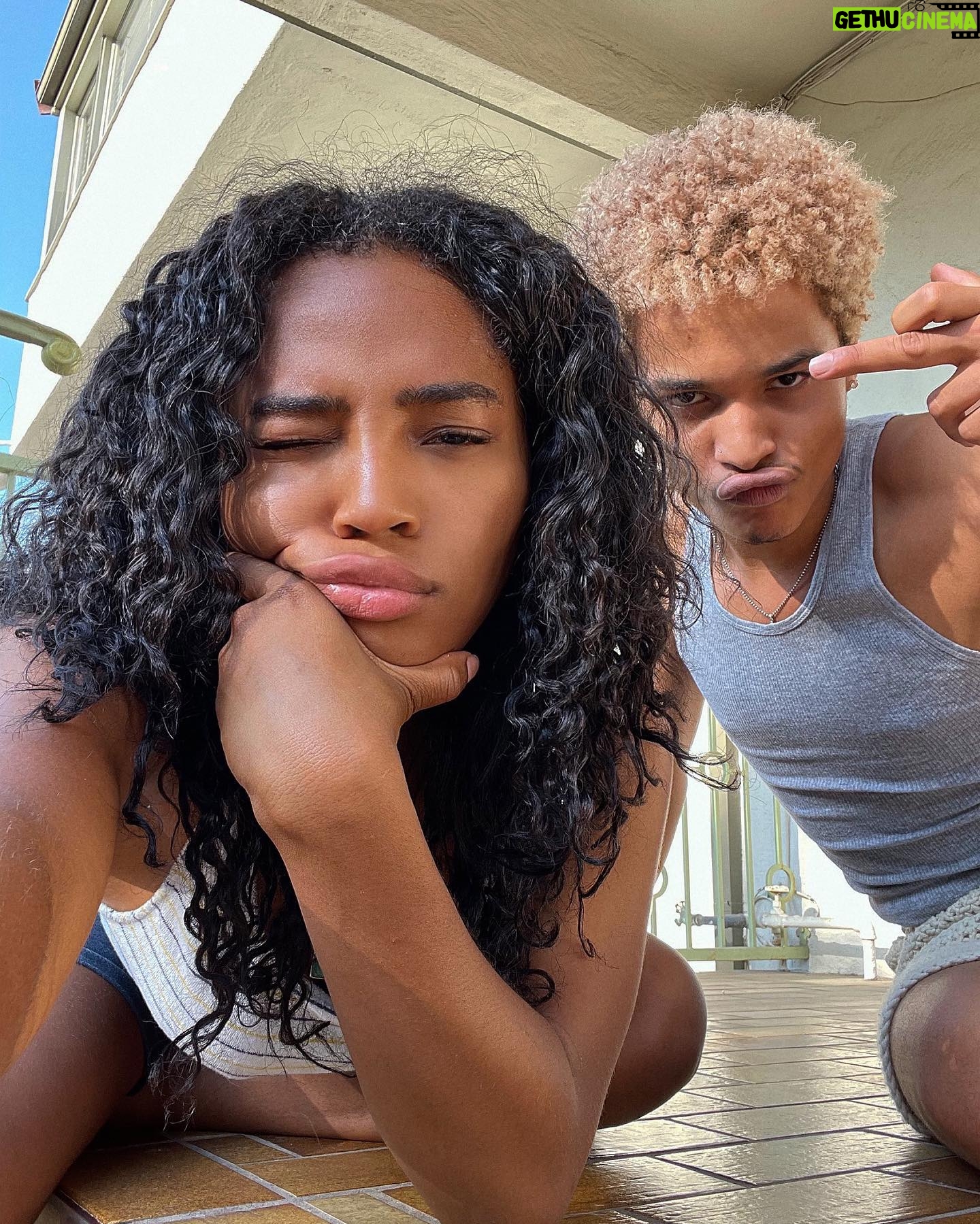 Quen Blackwell Instagram - you’ve finally seen two pretty bestfriends…you’re welcome.