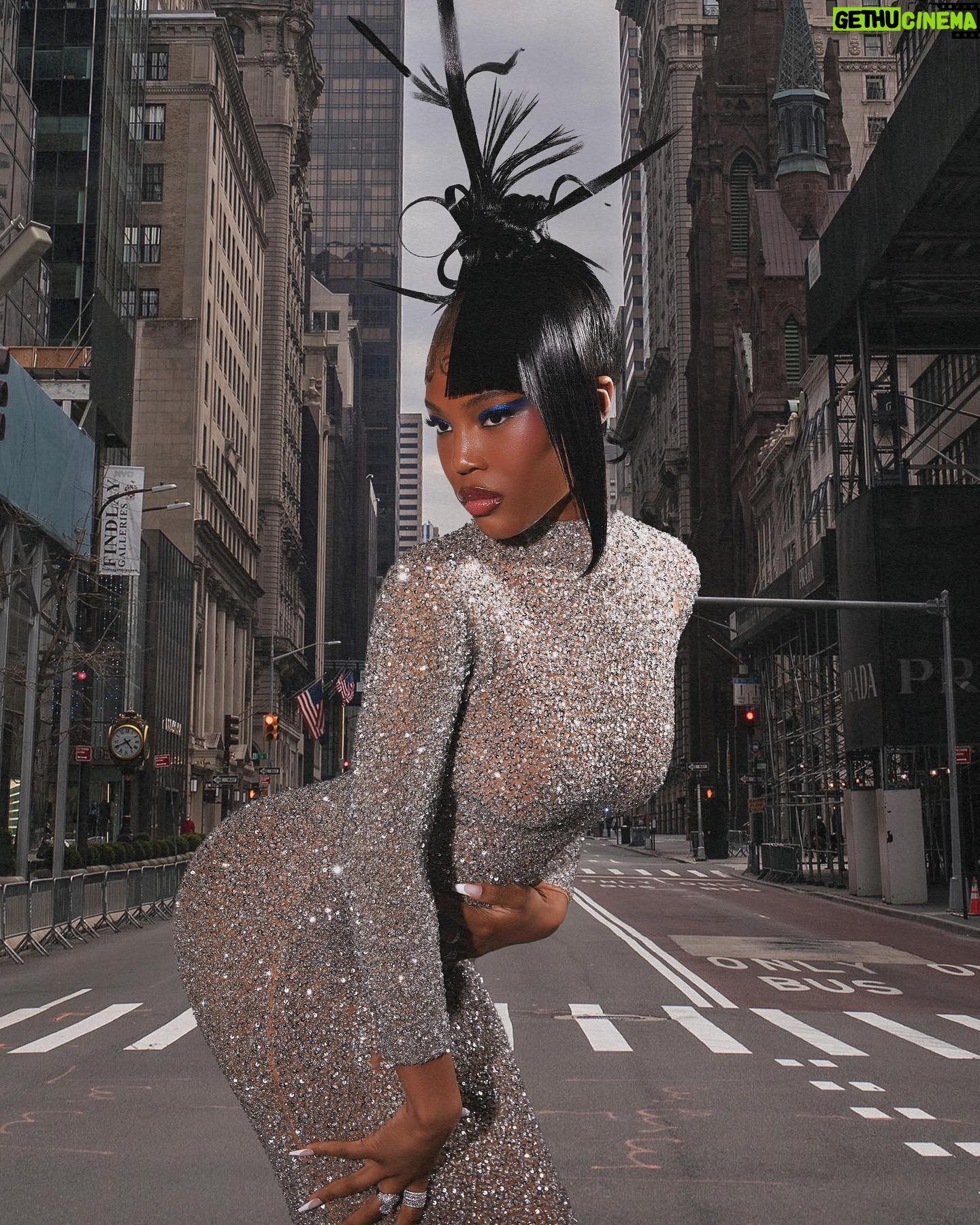 Quen Blackwell Instagram - Delusions of Grandeur ! (the last pic is the hardest photo i’ve ever been in) Creative: ME Photo: @kae.miller Styling: @michymilli Hair: @alfredlewislll Makeup: @isabelleikpeme Grill: @secretofmanna Edit: @gu1tarher0