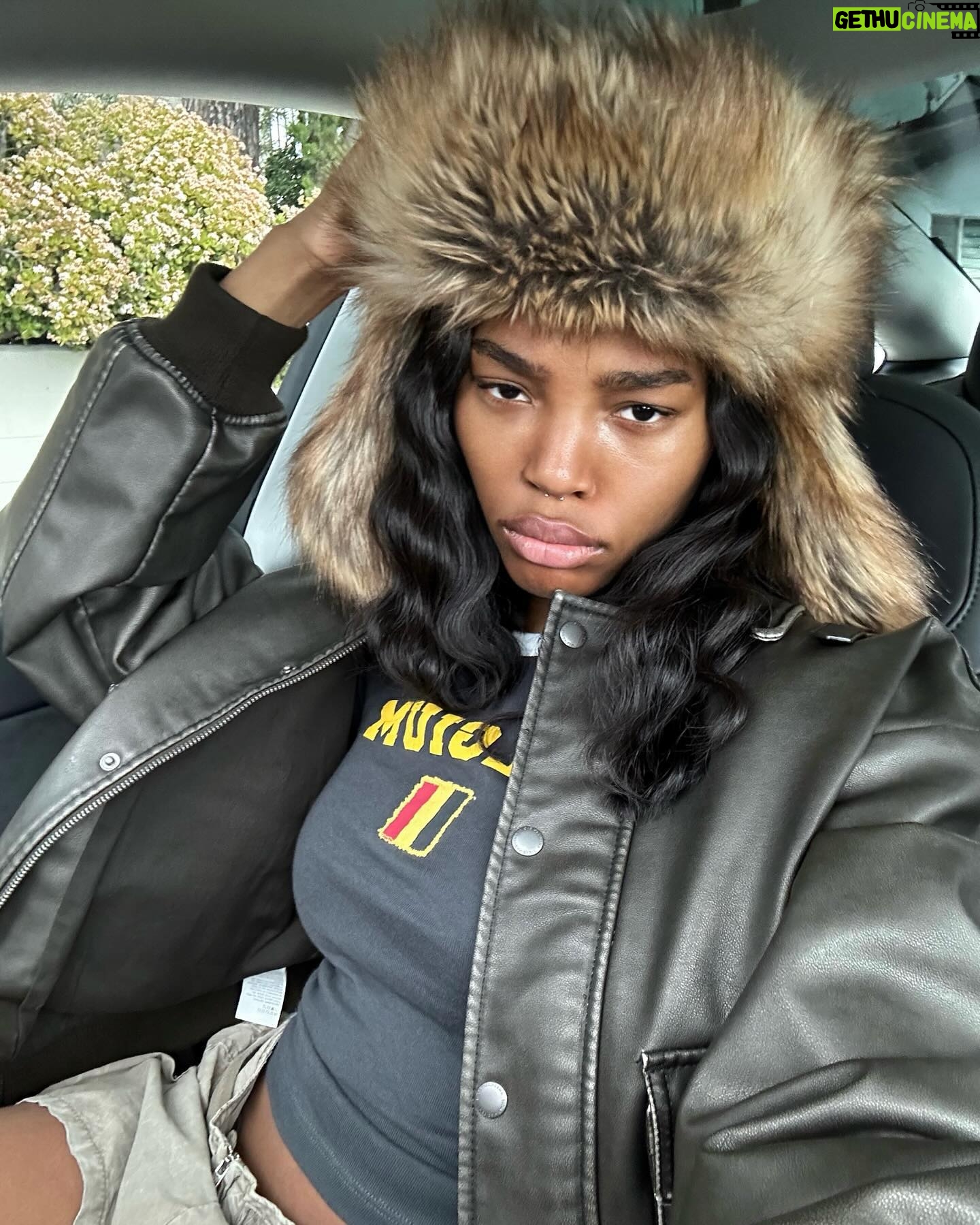 Quen Blackwell Instagram - idk why it’s so rainy in California @urbanoutfitters #UOPartner #UOCommunity