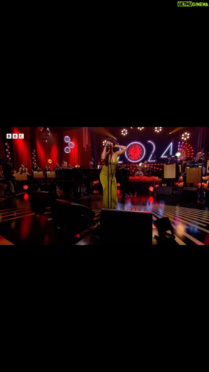RAYE Instagram - escapism but jazz✨/big band version for Hootenanny thank you Jools for having me I adore you🥹