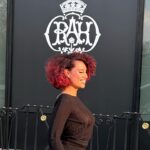 RAYE Instagram – too much to be grateful for🫀
thank you @brits for my award to celebrate 1 billion streams in the UK 🇬🇧🥹
escapism also went platinum in the USA 🇺🇸selling a million copies 😭 we sold out the royal Albert hall & I am on tour w @kaliuchis in front of the most beautiful crowds, making beats on road and playing cards 🃏🎻🥲
lots of love, Raye 💘