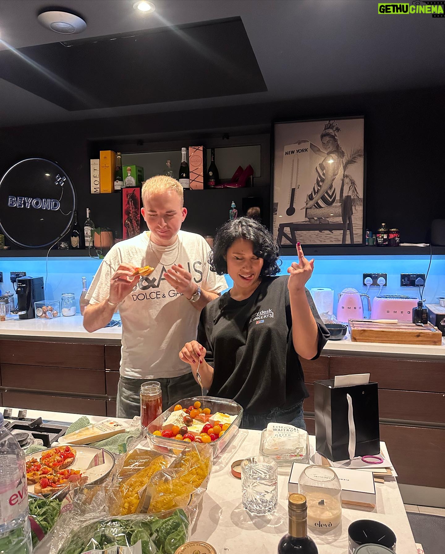 RAYE Instagram - I am so grateful for all life is right now. The O2 arena man wow man also if anyone is interested in a new morning alarm sound thinking of selling the audio in slide 2 for 20p lmk if there is interest sending you all my love and gratitude, Raye π«β¨π·