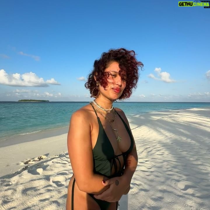 RAYE Instagram - only ting kissing me is the sun 🌞
