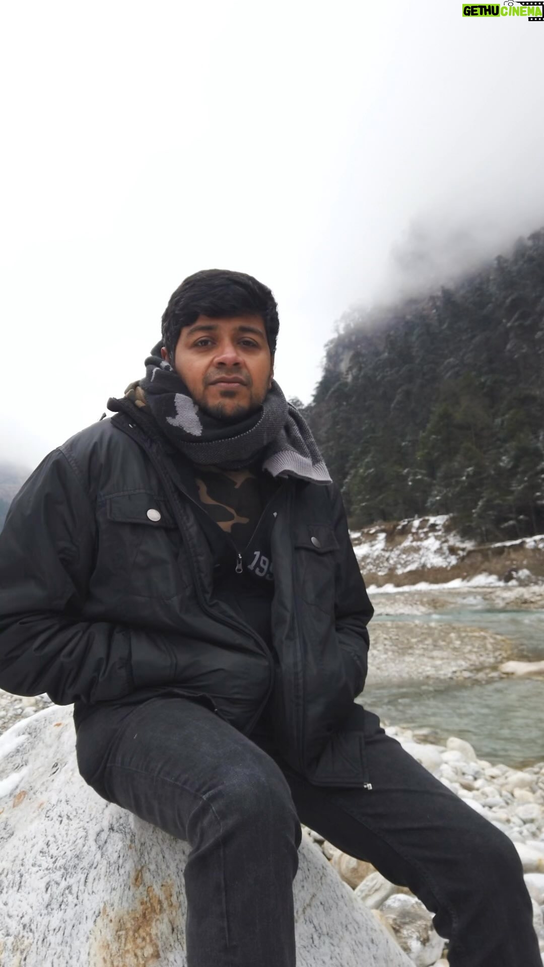 RJ Balaji Instagram - Noticed that Paappa Paatu from Veetla Visesham has suddenly started to trend! Here’s a short clip of me singing the track, when I was in Sikkim last year, surrounded by the Himalayas on one side and the sounds of pristine water next to me. Singing at -5 degree temperatures is not easy! @sidsriram @irjbalaji @pavijaypoet