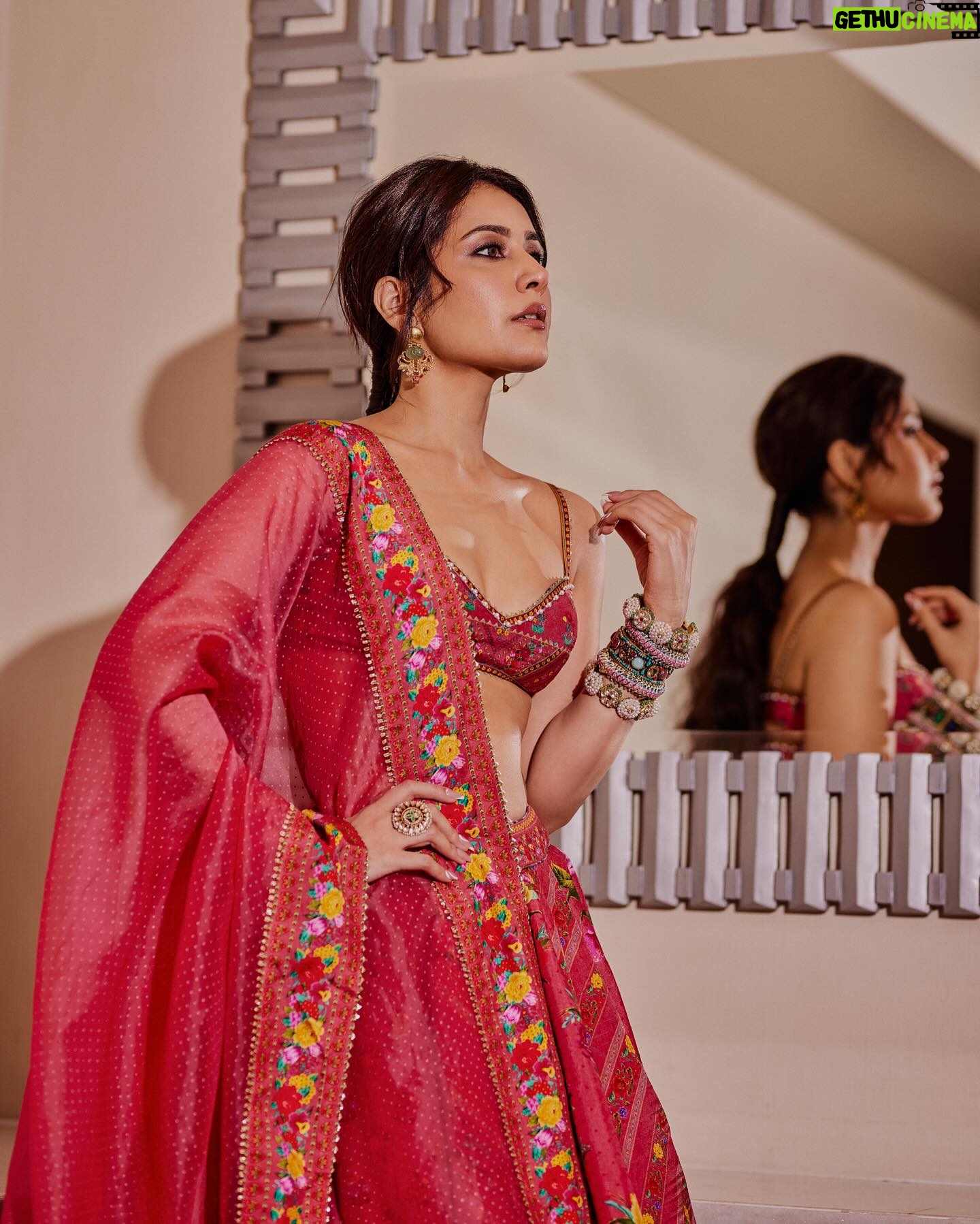 Raashi Khanna Instagram - Possessed by the spirit of good taste and maybe a mischievous ghost.! 👻 #baak trailer launch in @toraniofficial Jewelery @motifsbysurabhididwania Styled by @vasudhaguptaa Makeup by @makeupbyshefali.s Hair by @zoequiny.hair 📸 @arifminhaz