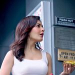 Raashi Khanna Instagram - When it comes to cravings, you gotta do what you gotta do! That’s why I’ve got my hands on the new @pizzahut_india Melts. I am officially obsessed! #PizzaHutMelts #CheesyCravings #DeliciousTwist #CrispyGoodness #TreatYourself #PizzaLovers #Foodie #Indulge #MeltsLover #Yummy #Ad