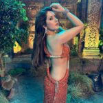 Raashi Khanna Instagram - Here’s some BTS moments of the sweat and sparkle behind the #achacho song that has just been released 💃🏻💃🏻 Me and Tam were only praying for our stamina to not give up.! But, the beats were fire and that kept us going so we danced till we dropped.! 🔥 Thankyou to the team for making sure we stay hydrated and don’t faint.! Special thankyou to @brinda_gopal Mam for being a pillar of support and giving us some amazing dance moves.! Here’s hoping you all like it. ♥️ #Aranmanai4FromApril26 #SundarC @khushsundar @avnimedia @benzzmedia @tamannaahspeaks @hiphoptamizha @santhoshprathapoffl @venkattragavan @krishnasamye @fennyoliver @devanandha.malikappuram @yogibabu.official_ @garuda_ram_official @the_ksravikumar @actorjayaprakash.official @sanjayduguoffical @brinda_gopal @vichuviswanath #SindhoorStudio @thinkmusicofficial @teamaimpro @gobeatroute
