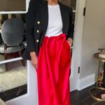 Rachael Harris Instagram – Congrats cast and crew #palmroyale 🌴💕
It’s perfection @appletv 🍾

Style @anandarose 
Makeup @marina_gravani 
Hair @paulnortonhair 
Glow @holytans 
Reel credit @marina_gravani ♥️

Skirt @simonerocha_ 
T @theory__ 
Heels @schutz 

@tfgsocial