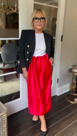 Rachael Harris Instagram - Congrats cast and crew #palmroyale 🌴💕
It’s perfection @appletv 🍾

Style @anandarose 
Makeup @marina_gravani 
Hair @paulnortonhair 
Glow @holytans 
Reel credit @marina_gravani ♥️

Skirt @simonerocha_ 
T @theory__ 
Heels @schutz 

@tfgsocial