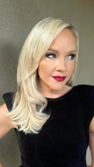 Rachael Harris Instagram - 💫Oscars @netflix 💫

Thank you to…♥️
Hair by @paulnortonhair 
Makeup by @marina_gravani 
Style by @anandarose 
Dress @versace 
Heels @sam_edelman 
Glow @holytans 

@tfgsocial