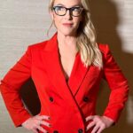 Rachael Harris Instagram - Had the very best time seeing friends and getting to work with @americanveteranscenter for their ‘Salute to Hero’s Special’ which will air on all network this Thursday for Veterans Day 🇺🇸 I adore you @kurtbardella and @miroonthewall for everything ❤️ Thanks to these beauties for the confidence, joy and especially the tea style @karenraphael suit @mantu_castor Ring master @_fyeguy_ Face @@facesbysaraboyd hairdooz @baby.bboyy