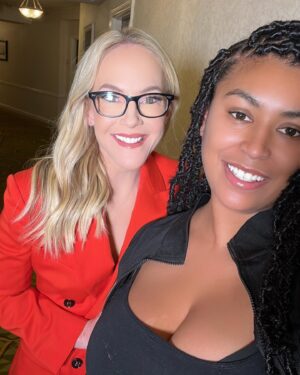 Rachael Harris Instagram - Had the very best time seeing friends and getting to work with @americanveteranscenter for their ‘Salute to Hero’s Special’ which will air on all network this Thursday for Veterans Day 🇺🇸 I adore you @kurtbardella  and @miroonthewall  for everything ❤️ 

Thanks to these beauties for the confidence, joy and especially the tea 
style @karenraphael 
suit @mantu_castor 
Ring master @_fyeguy_ 
Face @@facesbysaraboyd
hairdooz @baby.bboyy