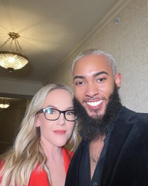 Rachael Harris Instagram - Had the very best time seeing friends and getting to work with @americanveteranscenter for their ‘Salute to Hero’s Special’ which will air on all network this Thursday for Veterans Day 🇺🇸 I adore you @kurtbardella  and @miroonthewall  for everything ❤️ 

Thanks to these beauties for the confidence, joy and especially the tea 
style @karenraphael 
suit @mantu_castor 
Ring master @_fyeguy_ 
Face @@facesbysaraboyd
hairdooz @baby.bboyy