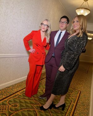 Rachael Harris Instagram - Had the very best time seeing friends and getting to work with @americanveteranscenter for their ‘Salute to Hero’s Special’ which will air on all network this Thursday for Veterans Day 🇺🇸 I adore you @kurtbardella  and @miroonthewall  for everything ❤️ 

Thanks to these beauties for the confidence, joy and especially the tea 
style @karenraphael 
suit @mantu_castor 
Ring master @_fyeguy_ 
Face @@facesbysaraboyd
hairdooz @baby.bboyy
