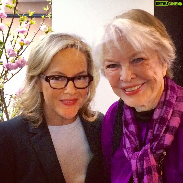 Rachael Harris Instagram - Meeting Academy and Tony award winning actress Ellen Burstyn at the Women's Filmmaker Brunch @tribecafilmfest. She is soon directing her first feature at 82. We had a nice long chat. She is everything.