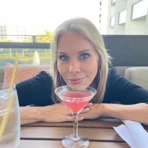 Rachael Harris Instagram - Happy Birthday @_cherylhines 🥳🎉 You make everything and everyone sunnier, sweeter and funnier💛 
If you ever leave me I’m going with you! Yay! 
Henry, Otto .. my entire family loves you lady. Have the most beautiful day. 🎂🙏❤️