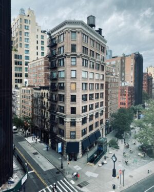 Rachael Harris Instagram - I have stayed @smythtribecany many times over the years when I visit NYC. It feels cozy and fresh and intimate.  Here is a few pics from my recent trip to the city. The view from my room is perfect and I always enjoy relaxing, meeting friends and checking some emails in the beautiful lounge.  It checks all the boxes for me, love the staff, most of all, and their kindness.  Thank you @smythtribecany I will always be back☀️💛☀️