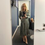 Rachael Harris Instagram - Feels good to to wear heels💙 @edailypop 11EST 🍿 @dallin.james @marinagravani @karenraphael Earrings: @ravenfinejewelers Rings: @vraiofficial Shoes: @schutzshoes Dress: Christopher Bu