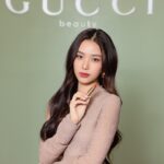 Rachanun Mahawan Instagram - @guccibeauty เนรมิตโลกแห่งความงามใจกลางเซ็นทรัลลาดพร้าว กับ Gucci Beauty Bar ป๊อบอัพสุดพิเศษในรูปแบบบิวตี้บาร์ที่มาพร้อมความเป็นเอกลักษณ์อันโดดเด่นของแบรนด์ เพื่อเปิดตัว Gucci Neutrals Collection อย่างเป็นทางการ กับคอลเลคชั่นลิปสติกโทนนู้ด 15 เฉดสีใหม่ที่ออกแบบมาพิเศษในเนื้อสัมผัสหลากหลายแบบ ตั้งแต่เนื้อครีมมี่ของซาตินไปจนถึงแมตต์ฟินิช ประกอบด้วย 6 เฉดสีใหม่ของ Rouge à Lèvres Satin, 3 เฉดสีใหม่ของ Rouge à Lèvres Liquide Mat และ Rouge à Lèvres Mat ลิปสติกเนื้อแมตต์ใน 6 เฉดสีใหม่ พบกับทุกคอลเลคชั่นที่ขายดีที่สุดจาก #GucciBeauty ซึ่งล้วนแต่เป็น Must Have Items ตั้งแต่ไลน์เมคอัพสุดพรีเมียม น้ำหอมคอลเลคชั่นต่างๆ รวมถึงน้ำหอมชั้นสูงอย่าง The Alchemist’s Garden นอกจากนี้ในโซนเคาน์เตอร์เครื่องสำอางยังมาพร้อมเทคโนโลยี Virtual Makeup Try on กับการเปลี่ยนลุคด้วยการลองเมคอัพแบบเสมือนจริง ควบคู่ไปกับกิจกรรมเวิร์คช้อปและให้คำปรึกษาด้านการแต่งหน้าโดยผู้เชี่ยวชาญ โดย Gucci Beauty Bar Pop-Up ตั้งอยู่บริเวณลานโปรโมชั่น โซน A ชั้น 1 เซ็นทรัลลาดพร้าว ระหว่างวันที่ 23 - 29 พฤษภาคม 2567 @guccibeauty #GucciBeauty #GucciBeautyThailand #GucciMakeup
