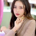 Rachanun Mahawan Instagram - @guccibeauty เนรมิตโลกแห่งความงามใจกลางเซ็นทรัลลาดพร้าว กับ Gucci Beauty Bar ป๊อบอัพสุดพิเศษในรูปแบบบิวตี้บาร์ที่มาพร้อมความเป็นเอกลักษณ์อันโดดเด่นของแบรนด์ เพื่อเปิดตัว Gucci Neutrals Collection อย่างเป็นทางการ กับคอลเลคชั่นลิปสติกโทนนู้ด 15 เฉดสีใหม่ที่ออกแบบมาพิเศษในเนื้อสัมผัสหลากหลายแบบ ตั้งแต่เนื้อครีมมี่ของซาตินไปจนถึงแมตต์ฟินิช ประกอบด้วย 6 เฉดสีใหม่ของ Rouge à Lèvres Satin, 3 เฉดสีใหม่ของ Rouge à Lèvres Liquide Mat และ Rouge à Lèvres Mat ลิปสติกเนื้อแมตต์ใน 6 เฉดสีใหม่ พบกับทุกคอลเลคชั่นที่ขายดีที่สุดจาก #GucciBeauty ซึ่งล้วนแต่เป็น Must Have Items ตั้งแต่ไลน์เมคอัพสุดพรีเมียม น้ำหอมคอลเลคชั่นต่างๆ รวมถึงน้ำหอมชั้นสูงอย่าง The Alchemist’s Garden นอกจากนี้ในโซนเคาน์เตอร์เครื่องสำอางยังมาพร้อมเทคโนโลยี Virtual Makeup Try on กับการเปลี่ยนลุคด้วยการลองเมคอัพแบบเสมือนจริง ควบคู่ไปกับกิจกรรมเวิร์คช้อปและให้คำปรึกษาด้านการแต่งหน้าโดยผู้เชี่ยวชาญ โดย Gucci Beauty Bar Pop-Up ตั้งอยู่บริเวณลานโปรโมชั่น โซน A ชั้น 1 เซ็นทรัลลาดพร้าว ระหว่างวันที่ 23 - 29 พฤษภาคม 2567 @guccibeauty #GucciBeauty #GucciBeautyThailand #GucciMakeup
