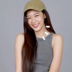 Rachanun Mahawan Instagram - มั่นใจทุกลุค เพราะน้องไฮยา บูสเตอร์สีม่วงขวดนี้ 😉 ✨ 💬 ครั้งแรกของโรลออน ที่มีนวัตกรรมที่ช่วยนำพาส่วนผสมอื่นๆเข้าสู่ผิวได้ดีขึ้น! มาพร้อม 3 พลังบูสผิว ที่มีทั้ง Centella ที่ช่วยให้ผิวเรียบเนียน , ไฮยาลูรอน ที่ช่วยบูสผิว ให้เด้งฟู และ Vit B3 ช่วยให้ผิวดูกระจ่างใส 💫 แถมหอมนาน 48 ชั่วโมง ไม่มีแอลกอฮอล์ด้วยนะคะ ผิวแพ้ง่ายใช้ได้น้าาา หาซื้อได้ที่ 7-11 และร้านค้าชั้นนำทั่วไปค่า 💜