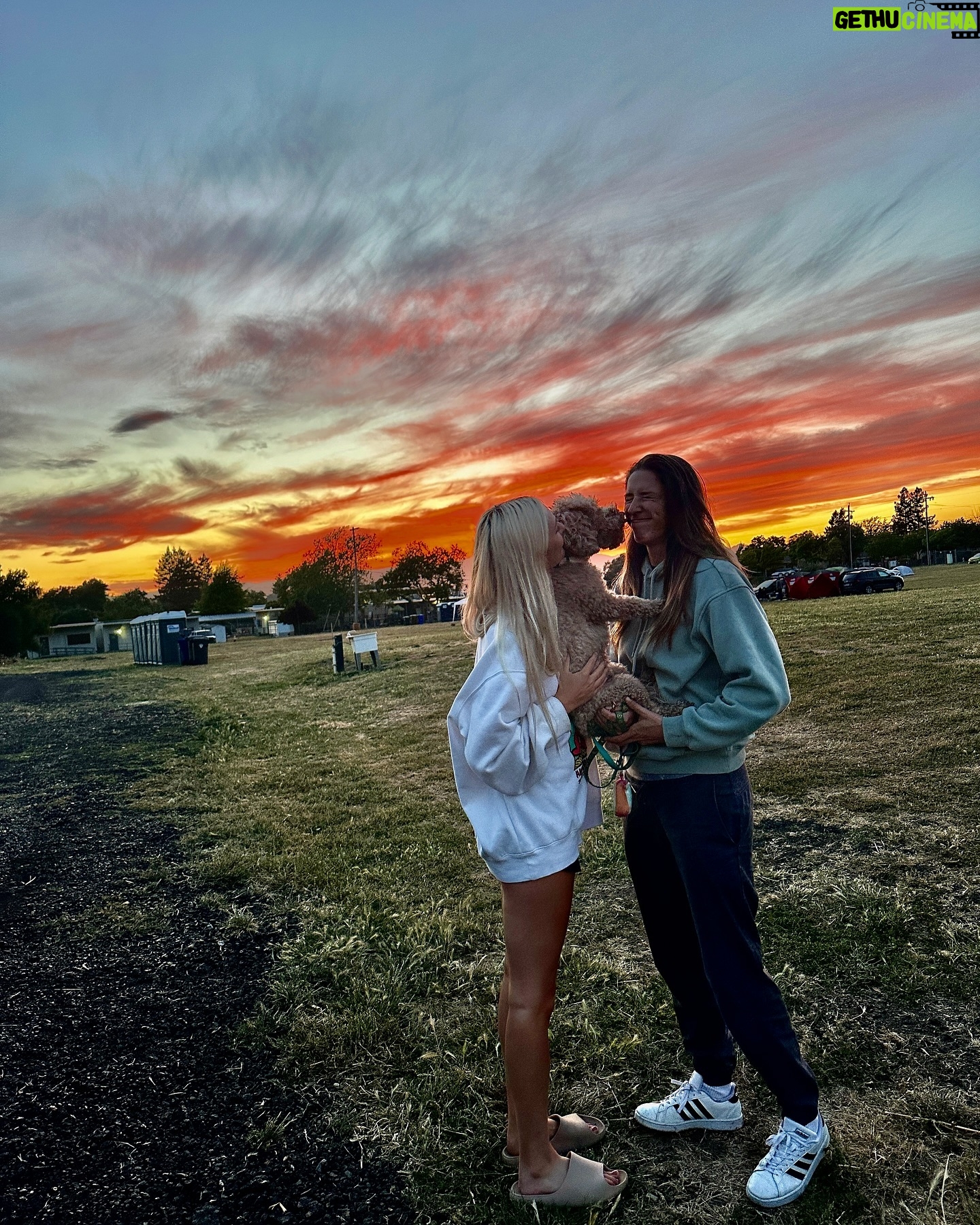 Rachel Ballinger Instagram - Get ready, Sunset, go! 🌅