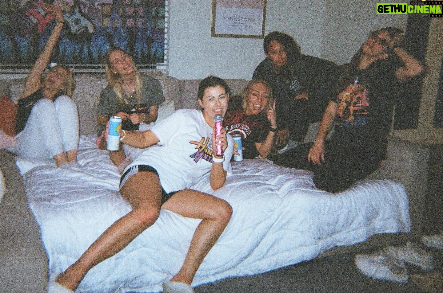 Rachel Ballinger Instagram - Celebrating Zara the only possible way…. A Hannah Montana themed slumber party 💕👑🎤
