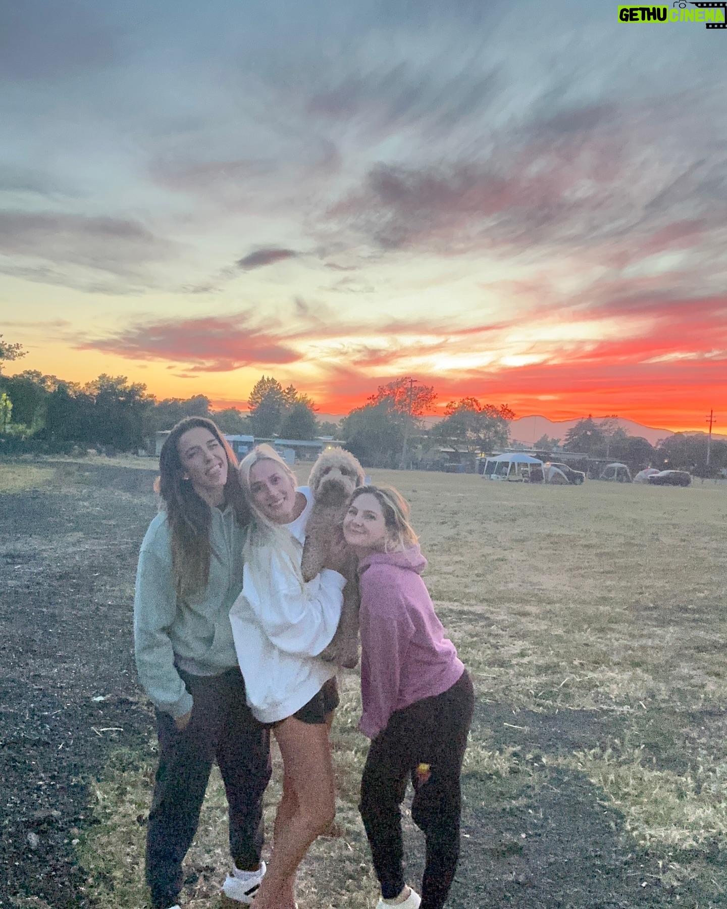 Rachel Ballinger Instagram - Get ready, Sunset, go! 🌅