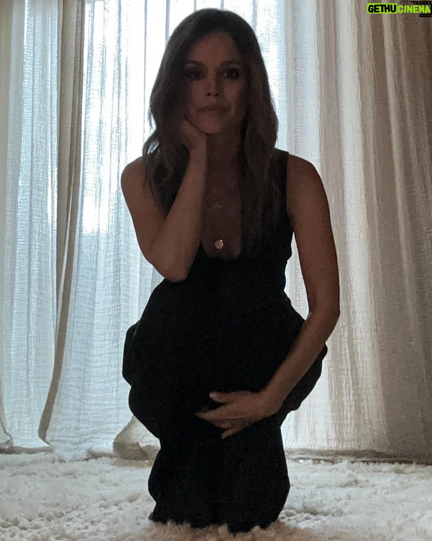 Rachel Bilson Instagram - pop a squat, but make it graceful.