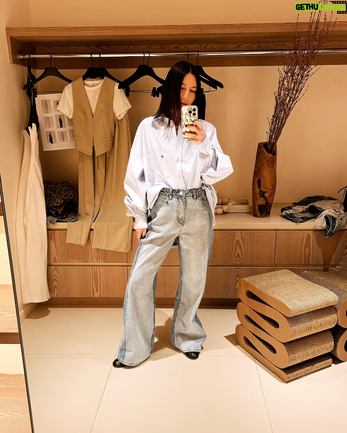 Rachel Bilson - 6.6K Likes - DISSH 🖤 LA
previewing the @dissh global VOL SS 24 collection with bestie @rachelbilson
( you guys it’s sooo good 🙌🏽)
and beyond excited to finally meet founder and CEO @lucyhenryhicks the brand’s dream of a team 🌟