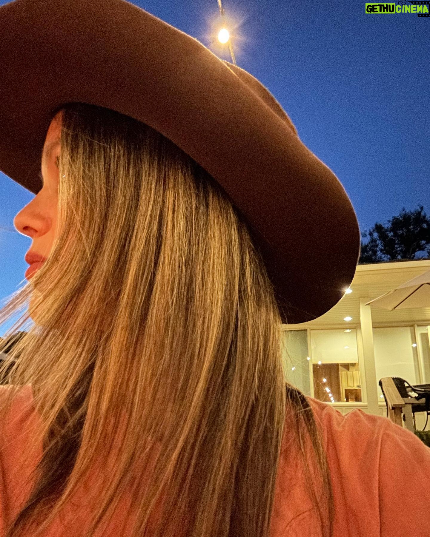 Rachel Bilson Instagram - Once in a blue moon, I get an idea… If you’re on the receiving end, I apologize in advance…🐒
