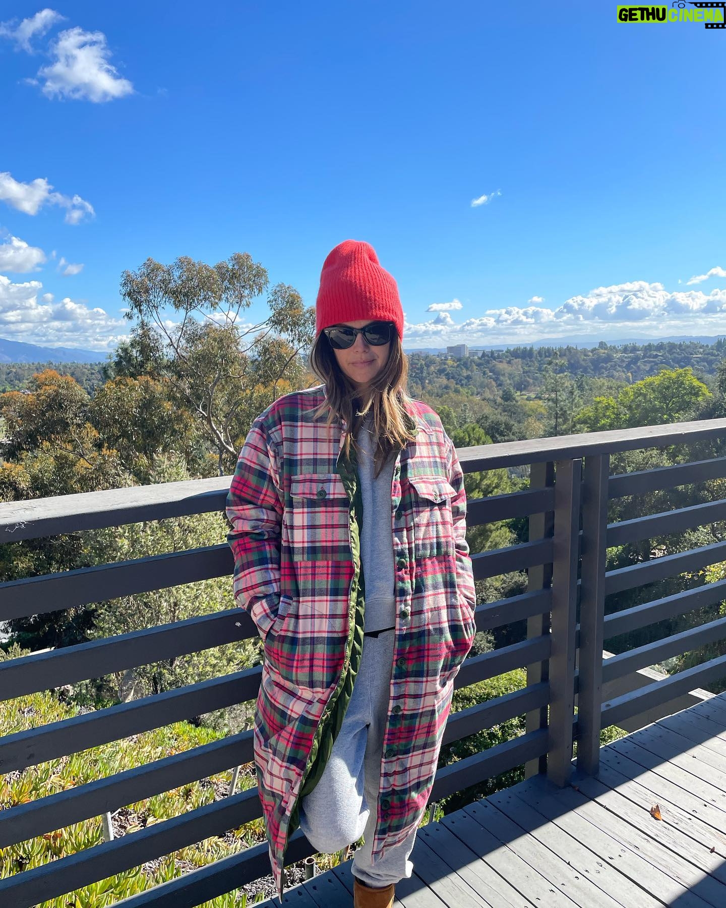 Rachel Bilson Instagram - Obsessed with this cozy coat! @thisisthegreat_ @eddiebauer