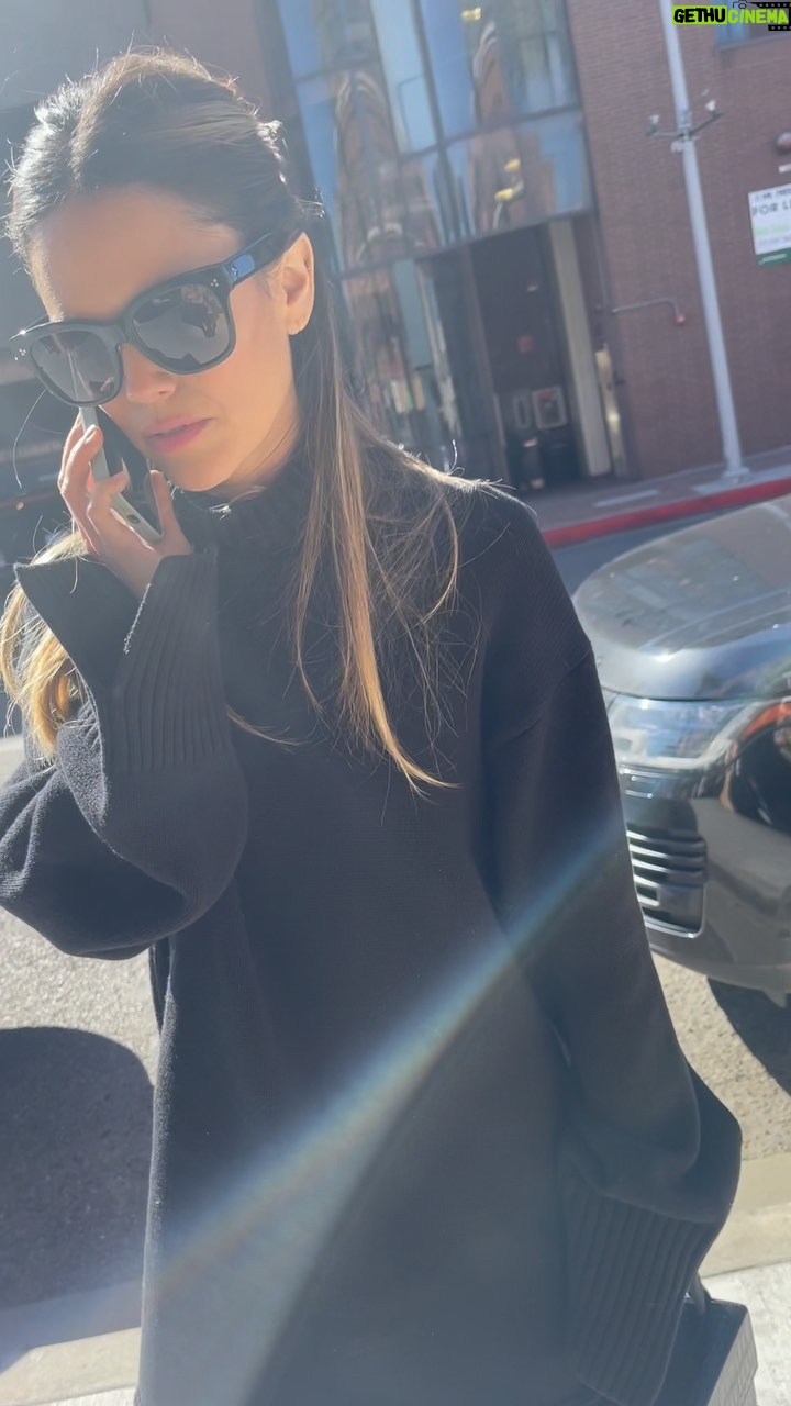Rachel Bilson Instagram - Another no pants Thursday…