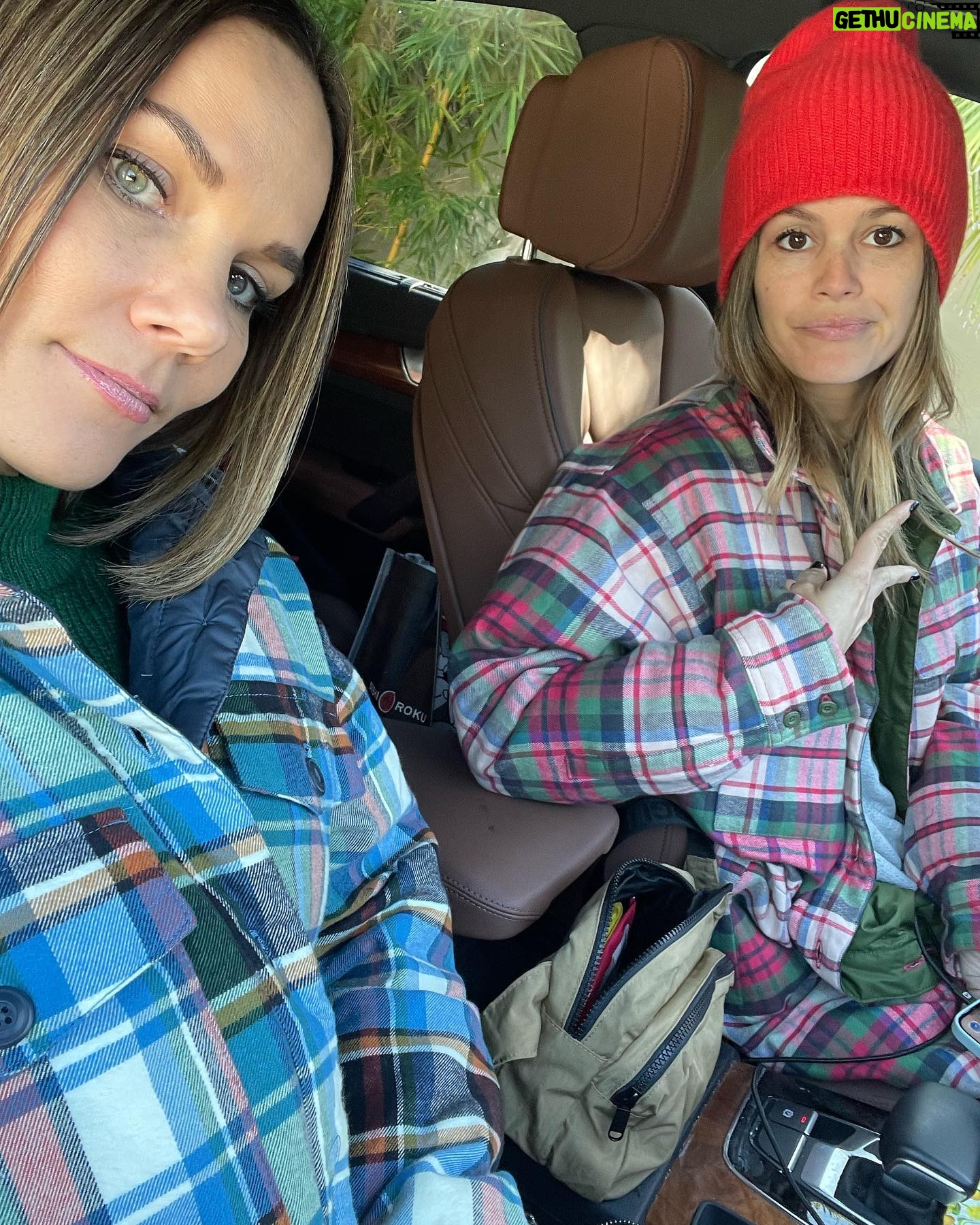 Rachel Bilson Instagram - Obsessed with this cozy coat! @thisisthegreat_ @eddiebauer
