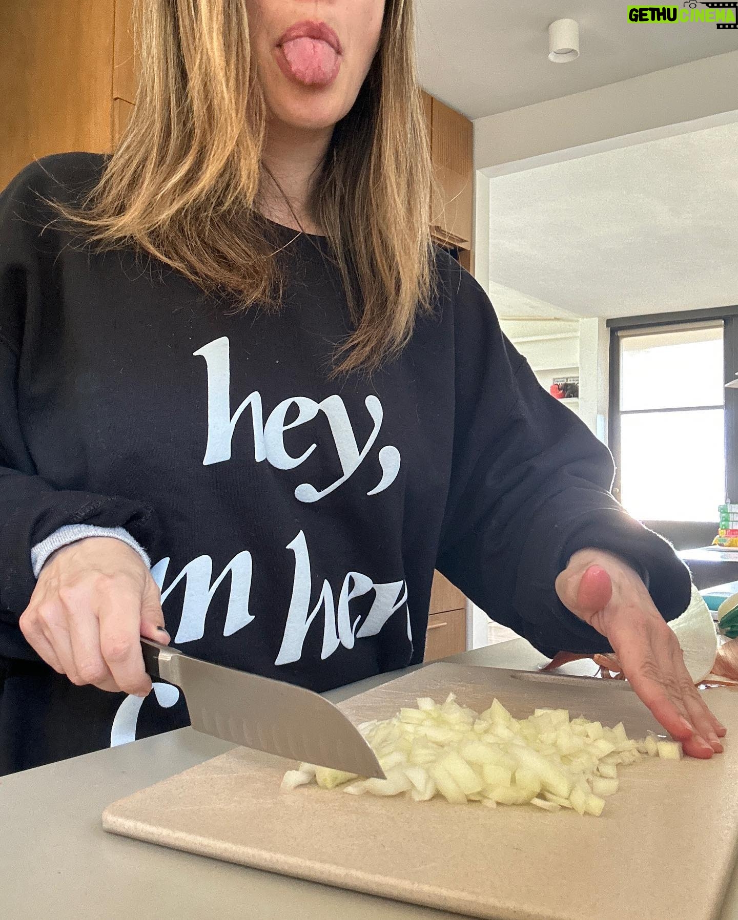 Rachel Bilson Instagram - Tried the tongue out onion chopping trick, I’ll give it a 6. Worked for the first half of onion, second half it was seeping in… #themoreyouknow