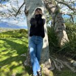 Rachel Bilson Instagram - Tree Pose @fredasalvador 🖤