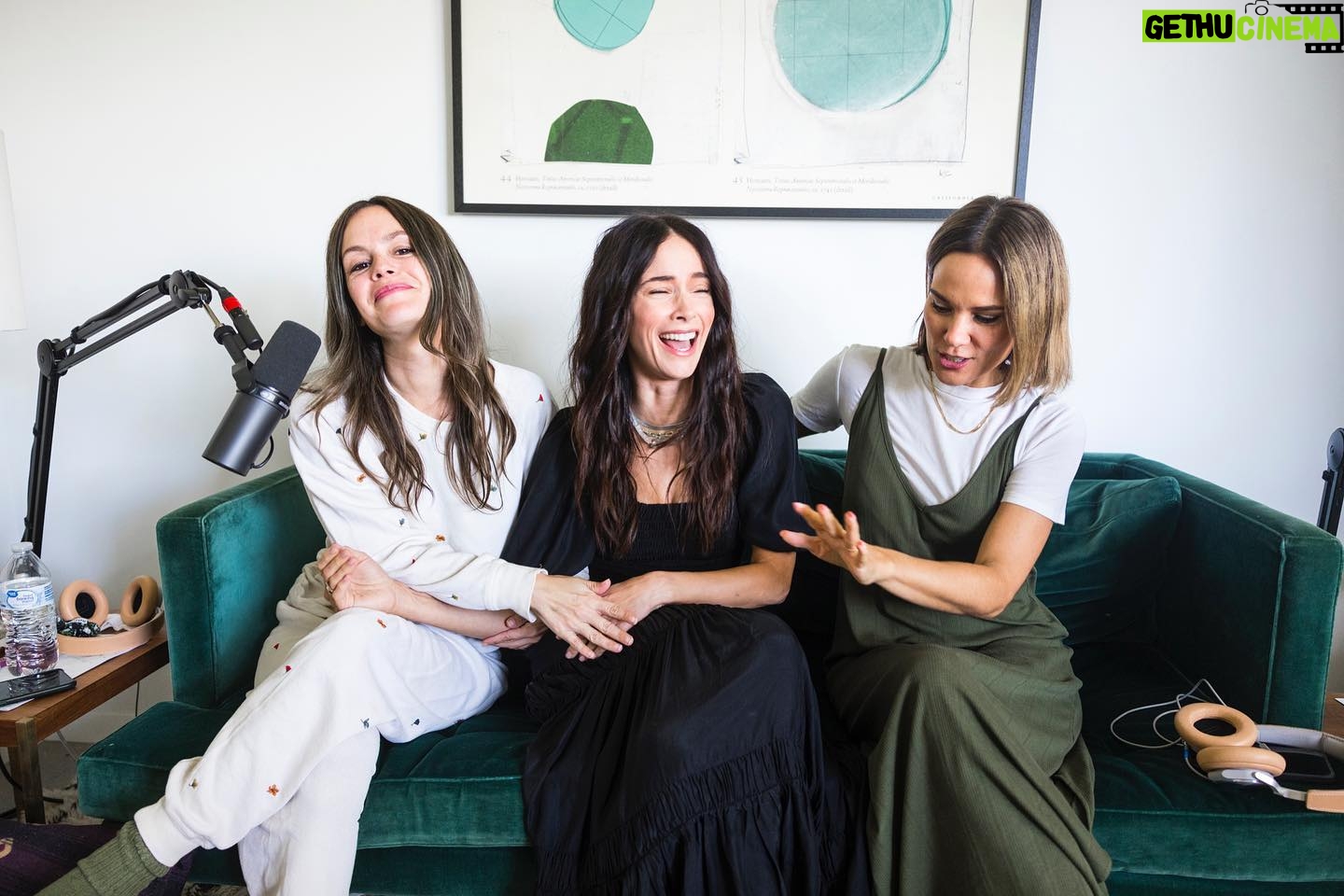 Rachel Bilson Instagram - No fun at all with this beauty @abigailspencer check out the new episode of @broad_ideas_pod link in bio! Also check out @countylineflorals 🌸