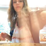 Rachel Bilson Instagram - Had to try this @halfbakedharvest one pot meal on a school night! Yes it’s acceptable to wear a Xmas apron in October and yes I wear aprons. #broccolicheddarpastacasserole #kidlovedit