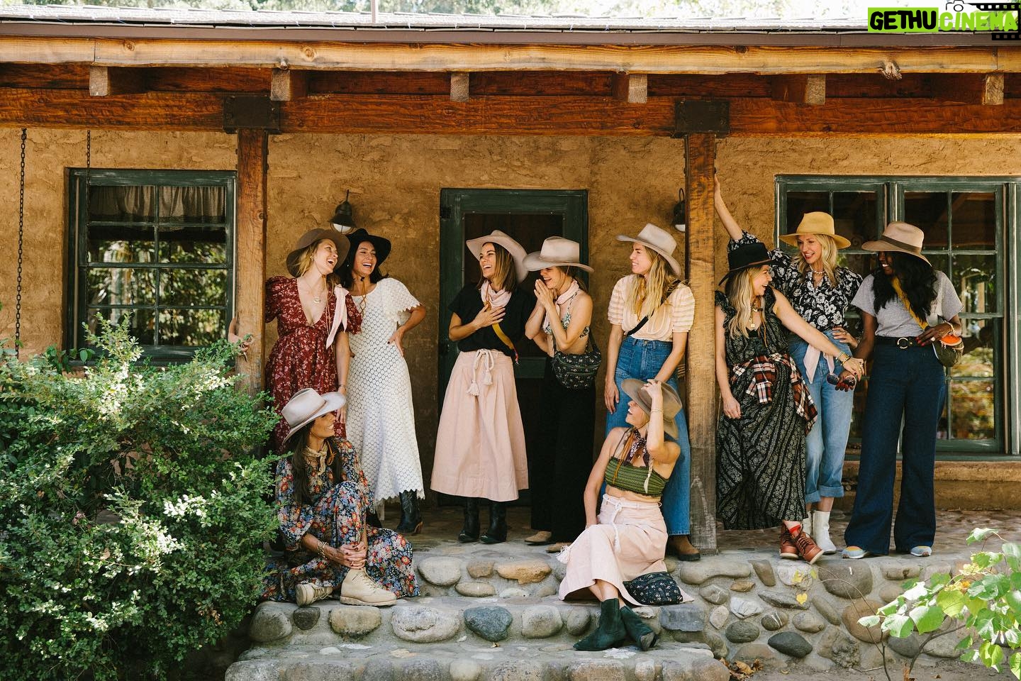 Rachel Bilson Instagram - Surrounded by incredible women thanks to the most amazing @emilyandmeritt @thisisthegreat_ OUTDOORS collection… grateful! 📸 @morganpansing