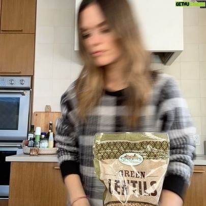 Rachel Bilson Instagram - Friday night soups⦠shout out to @cookieandkate for the best lentil soup recipe that has become a major staple in this house! I always serve it with garlic naan! š„£