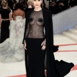 Rachel Brosnahan Instagram - Thank you @voguemagazine for a beautiful night at the Met and thank you to the brilliant @sergiohudson for this 90’s inspired gothic dream of a gown. 🕸️ 🖤🕷️ Shout out and major thanks to the village that makes this glamorous world go round… styling by @mandelkorn, makeup @lisaaharon, hair @owengould, hair color @kittycolorist, nails @geeznails, jewels @simongjewelry, and Charles, Devin, Michael and Geri from Team Sergio. 📷: @theemmaexperience