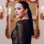 Rachel Brosnahan Instagram - Thank you @voguemagazine for a beautiful night at the Met and thank you to the brilliant @sergiohudson for this 90’s inspired gothic dream of a gown. 🕸️ 🖤🕷️ Shout out and major thanks to the village that makes this glamorous world go round… styling by @mandelkorn, makeup @lisaaharon, hair @owengould, hair color @kittycolorist, nails @geeznails, jewels @simongjewelry, and Charles, Devin, Michael and Geri from Team Sergio. 📷: @theemmaexperience